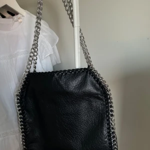 Tiamo väska L - Super bra skick inga defekter, säljer för den kommer inte till andvändning längre kontakta ifall du har frågor