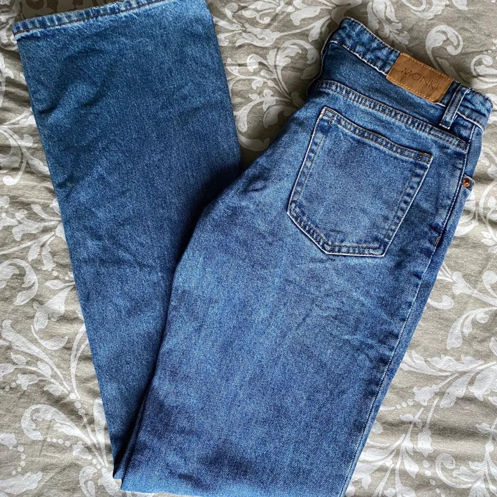 Superfina midwaist jeans från monki, flare/bootcut modell⭐️. Jeans & Byxor.