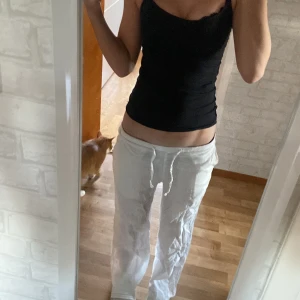 Linnebyxor - Lågmidjade vita linnebyxor från förra året som jag växt ur. Så dom är precis förkorta på längden och jag är 163. Skriv om ni undrar något❤️❤️
