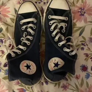 Säljer nu mina blåa Converse skor då jag endast använt de 3 gånger som tyder på att de nog inte behövs hemma hos mig! Hör av dig vid frågor💕