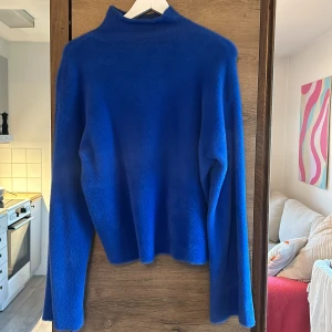Tröja - Jättefin marinblå tröja med lite polo och vida armar