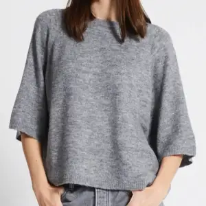 Fin grå stickad kortärmad tröja som är använd typ 1 gång❤️nytt fint skick