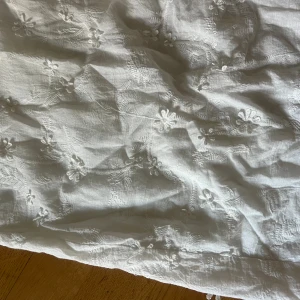 Blommig kjol - Säljer nu min allra finaste kjol då jag inte kommer i den längre🥲 verkligen suuuuperfin! Kjolen har en slits på baksidan 