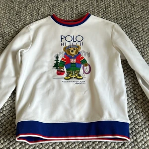 Polo Ralph lauren tröja - Tjena, säljer nu denna polo Ralph lauren tröjan, använd inte så mycket och tröjan är i ett fint skick, hel och ren. Hör av er vid frågor och funderingar!