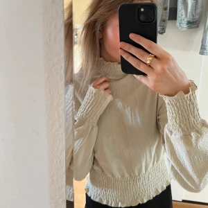Blus  - Supersöt topp som passar till vardags men också går att klä upp till finare tillfällen 🩷Färg beige, från Nakd, storlek XS men passar mig som brukar ha S. Endast använd ett fåtal gånger. Kom privat för fler bilder 💕