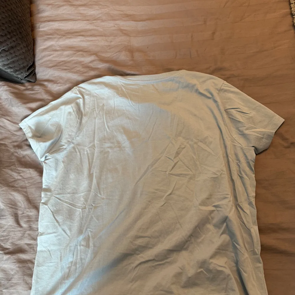 Aldrig använd t-shirt från LEE i mjukt material och fin passform! Liten i storlek! Därav XL storlek men mer som S-M . T-shirts.