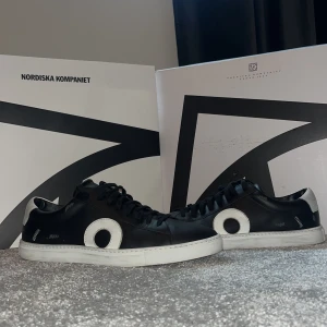 Oliver Cabell skor - Tja. Säljer dessa otroligt sällsynta och snygga Oliver cabell 1 daybreak sneakers i storlek 43. Dessa pjuksen är otroligt sköna och i nästintill nyskick. Bara använda några gånger. Nypris:3000kr+ Mitt pris endast 1795kr Endast skorna tillkommer🤩🤩😇😇😉