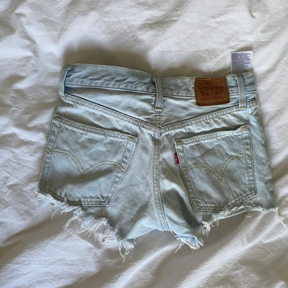 Jätte fina Levis shorts köptes för ca 500kr på deras butik i Stockholm förra sommaren! Använda en sommar men bra skick. Storlek S . Har inte fler bilder ❤️ . Shorts.