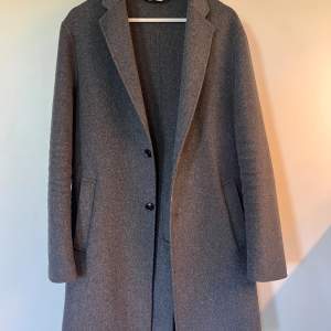 Snygg grå, tunn, kappa från Zara i ull och polyesterblandning. Perfekt till våren och sommarkvällar. 