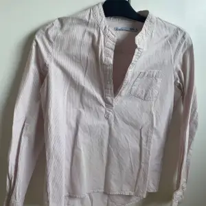 Skjortan är i väldigt bra skick, är rosa vit randig. Väldigt söt på🥰 I storlek S Bara o fråga om mer bilder eller information🫶