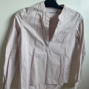 Randig skjorta - Skjortan är i väldigt bra skick, är rosa vit randig. Väldigt söt på🥰 I storlek S Bara o fråga om mer bilder eller information🫶