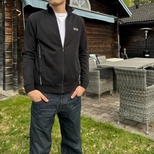 Hugo Boss ziptröja - Svart Hugo Boss ziptröja i storlek medium. Sparsamt använd, toppen skick! Normal i storleken, jag är som referens 186cm. 