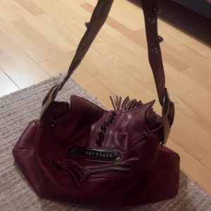 Väska - En snygg rödlila väska från sellpy! Knappt använd, bra skick! 💕