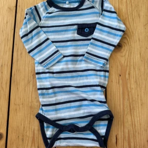 Randig body - Randig body från Name it, i fint skick.   Storlek: 56