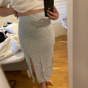 Blommig kjol - Blommig kjol från monki, använd en gång.