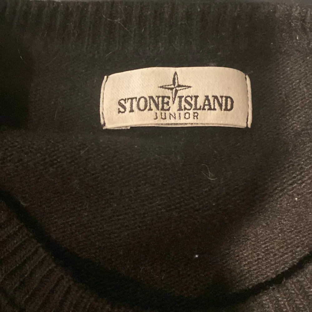 HEJ! Jag säljer en Stone Island tröja i storleken XS-S som är som ny. Tröjan är ändast använd ett fåtal gånger och har inga defekter alls. Skriv gärna om ni har några frågor eller om ni söker fler bilder.😁OBS: (KAN GÅ NER I PRIS VID ETT SNABBT KÖP). Hoodies.