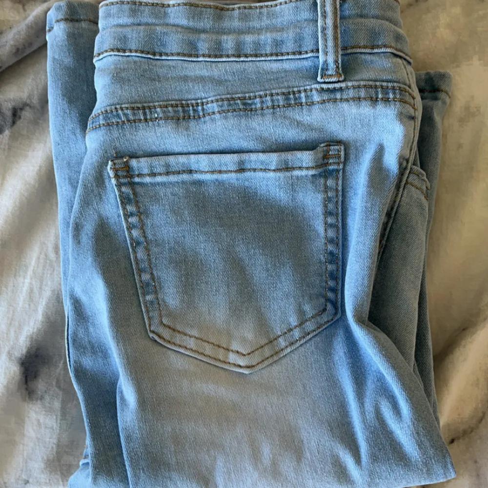 Blåa jeans som jag fick i födelsedagspresent men tyvärr va för små. Vet inte hur mycket som kostar så säljer för 139kr❤️❤️. Jeans & Byxor.