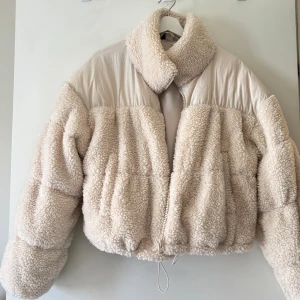 Teddyjacka - Supermysig Teddyjacka, knappt använd, strl L men skulle säga mer som en M 