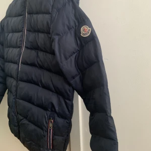 Moncler jacka - Använd få gånger Lite fläckar här och där  men inget man tänker på Storlek S