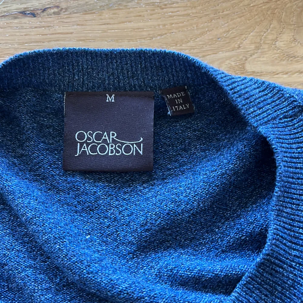 Jag säljer min oscar Jacobsen tröja då den är lite för liten för mig. Tröjan är i väldigt bra skick. Nypris ligger runt 1300 hör av er vid funderingar!. Stickat.