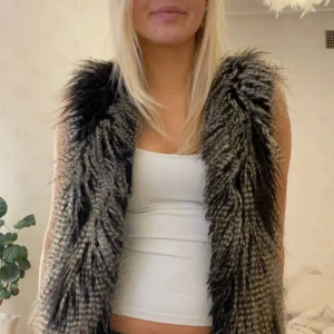 Pälsväst  - Skitsnygg pälsväst! Går även att knäppa fram❣️