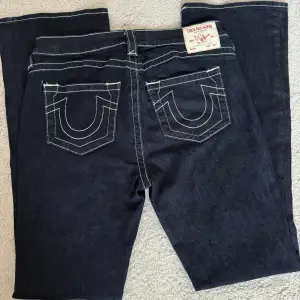 säljer dessa supersnygga true religion jeans, i bilden ser dom svarta ut men är marinblå. Orginal pris är runtomkring 1300kr och dom är i storlek 30 med midjemått: 86 cm 
