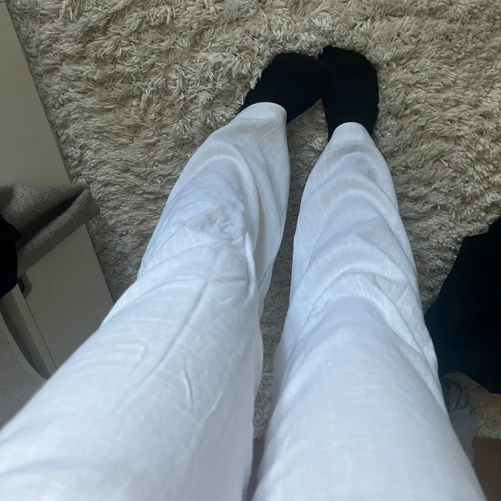 supersköna vita linne byxor helt nya säljer pga inte passar mig💕. Jeans & Byxor.