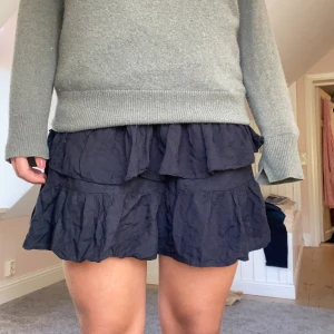 Volangkjol  - Säljer denna svarta Volangkjol perfekt till sommaren!🧡