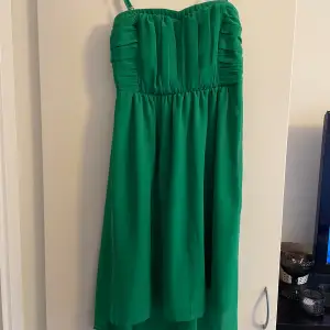 Grön klänning med borttagbara axelband