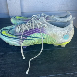 Fotbollsskor  - Båda för 800 kr Air skorna är 43  Och dem andra är 42,5 