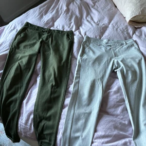 Les Deux kostymbyxor  - Bra skick. Motsvarar Storlek S (183 cm & 75 kg) då passa dom grymt.   Inga flaws   Väldigt eleganta  Kan gå ner i pris vid flera sålda.