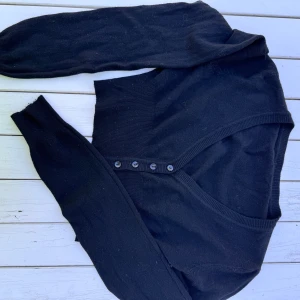 Kofta  - Din liten kofta, långärmad, bra skick Storleken L men ganska litet ändå 