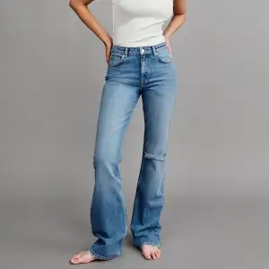 Säljer dessa pågrund av att dom är för stora i midjan. Dom är 36 cm rakt över midjan och ben innerlängden 82cm . Det är Gina tricots ” full length flare jeans”. Köpta för 499,95kr. Aldrig använda och säljer för 250kr