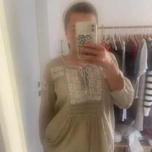Blus  - Säljer denna blus med Blom mönster från Indiska!❣️🥰kommer tyvärr inte till användning längre