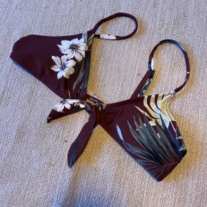 Bikini - En fin bikini överdel med töjbart matrial och justerbara band + Knut🤗 inlägg och en liten fläck på insidan men som inte syns och troligen går bort i tvätten 💗nypris 250kr. Bara att ställa frågor om man undrar något💗 kan självklart diskutera pris 