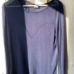 Fin mörkblå tröja med fina detaljer💕 Från Vero Moda i storlek L