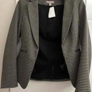 Snyggt set till kontoret - Säljer ett set, kavaj och tillhörande kostymbyxor i storlek 34, normal i storleken. Ej använt tidigare! Väldigt snyggt set som passar perfekt till kontoret. Pris kan diskuteras vid snabb affär 