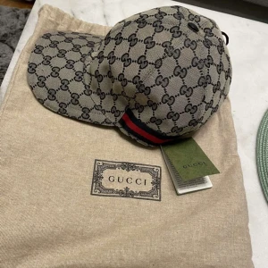 Gucci Keps Grå - Grå Gucci keps som säljs eftersom jag inte längre vill ha kepsen