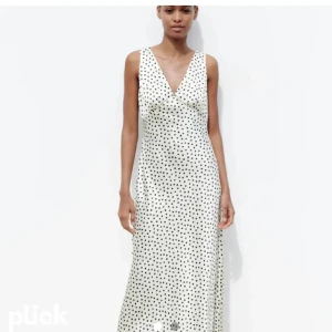 Långklänning zara - Säljer denna fina prickiga långklänning i satin från Zara. Köpt här på Plick med lapp kvar. Aldrig använd då den var för lång på mig som är 160 cm. Skriv vid frågor eller för fler bilder. Pris går att diskutera☺️