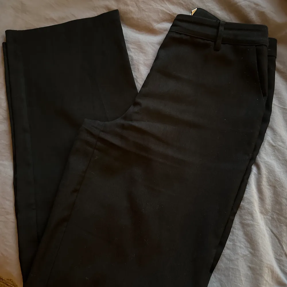 Svarta kostymbyxor från NA-KD Använda mycket men ändå bra skick, säljer då de är för små för mig🥰. Jeans & Byxor.