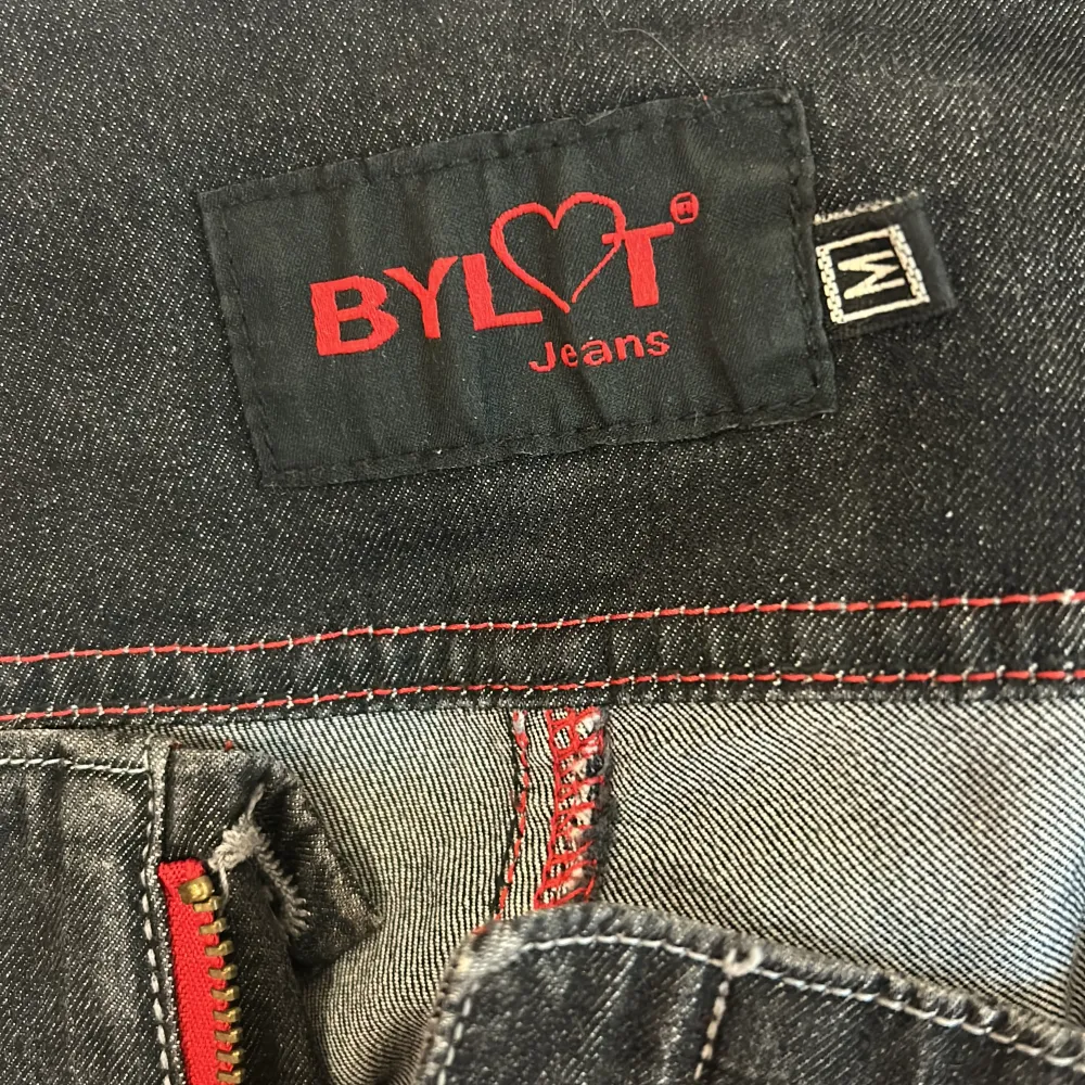 Såå snygga lågmidjade jeans med ”bälte”! Köpta på second hand. För referens är jag 165.. Jeans & Byxor.