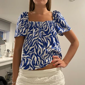 cool topp - super cool och unik topp i blått zebra ish mönster!!