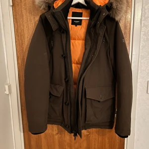 Rockanblue jacka äkta päls - Säljer en rockanblue jacka. Den är i bra skick skulle behöva en tvätt Har inget kvitto kvar då jag köpte den för flera år sedan Varav detta så säljer jag den billigt Inköpspris: 4500kr Mitt pris: 2000kr Viss Prutmån finns