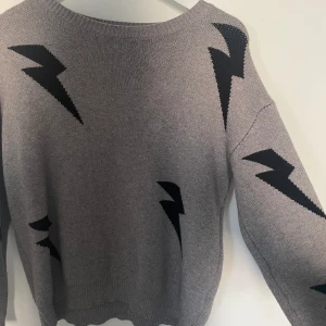 Stickad tröja med blixtar  - Finstickad tröja. Materialet känns ovanligt kvalitativt för att vara från SHEIN. Använd fåtal gånger.