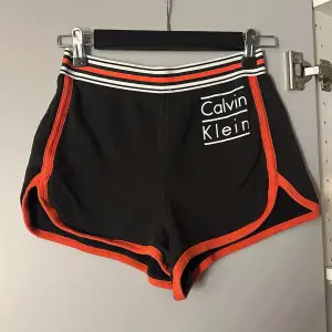 Ett par shorts från Calvin Klein som är svarta med röda och vita detaljer🩷Nästan aldrig använda 