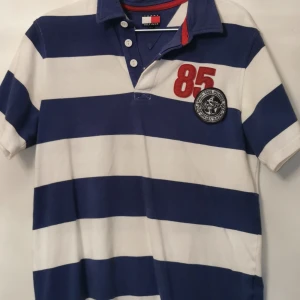Tommy Hilfiger polo shirt - Tröja Tommy Hilfiger fint skick i storlek 14 som motsvarar s/m