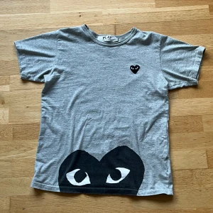 CDG play t-shirt - Säljer nu denna störtsköna unika CDG PLAY t-shirten! Tröjan är i bra skick och sitter som en M. Jag är 188cm. Hör av er för fler bilder eller någon fundering!