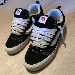 Vans Knu skool - Ett par riktigt snygga vans knu skool som sitter jätte bra på fötterna. Har änvänt dem ett fåtal gånger och säljer nu för var inte min stil.