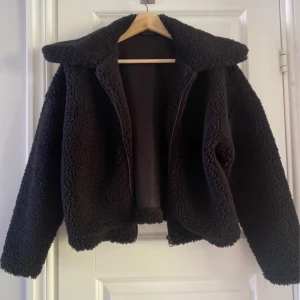 Gina tricot jacka - Använd några gånger och tvättad en gång efter dessa användningar. Midjelång i passformen