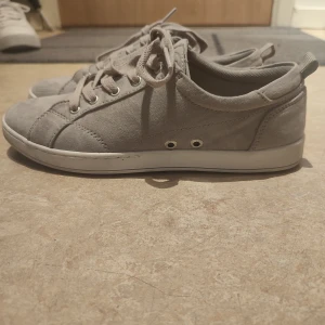 Gråa sneakers  - Använda fåtal gånger men i fint skick 🥰skriv vid funderingar 